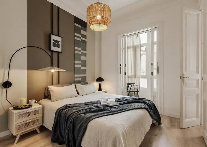Quira - 4 Bedrooms And Balcony In Eixample Dreta *