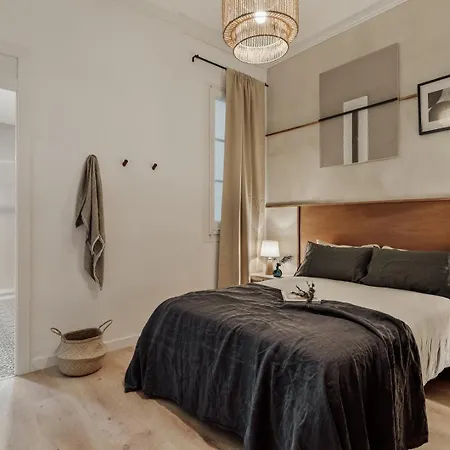 Quira - 4 Bedrooms And Balcony In Eixample Dreta